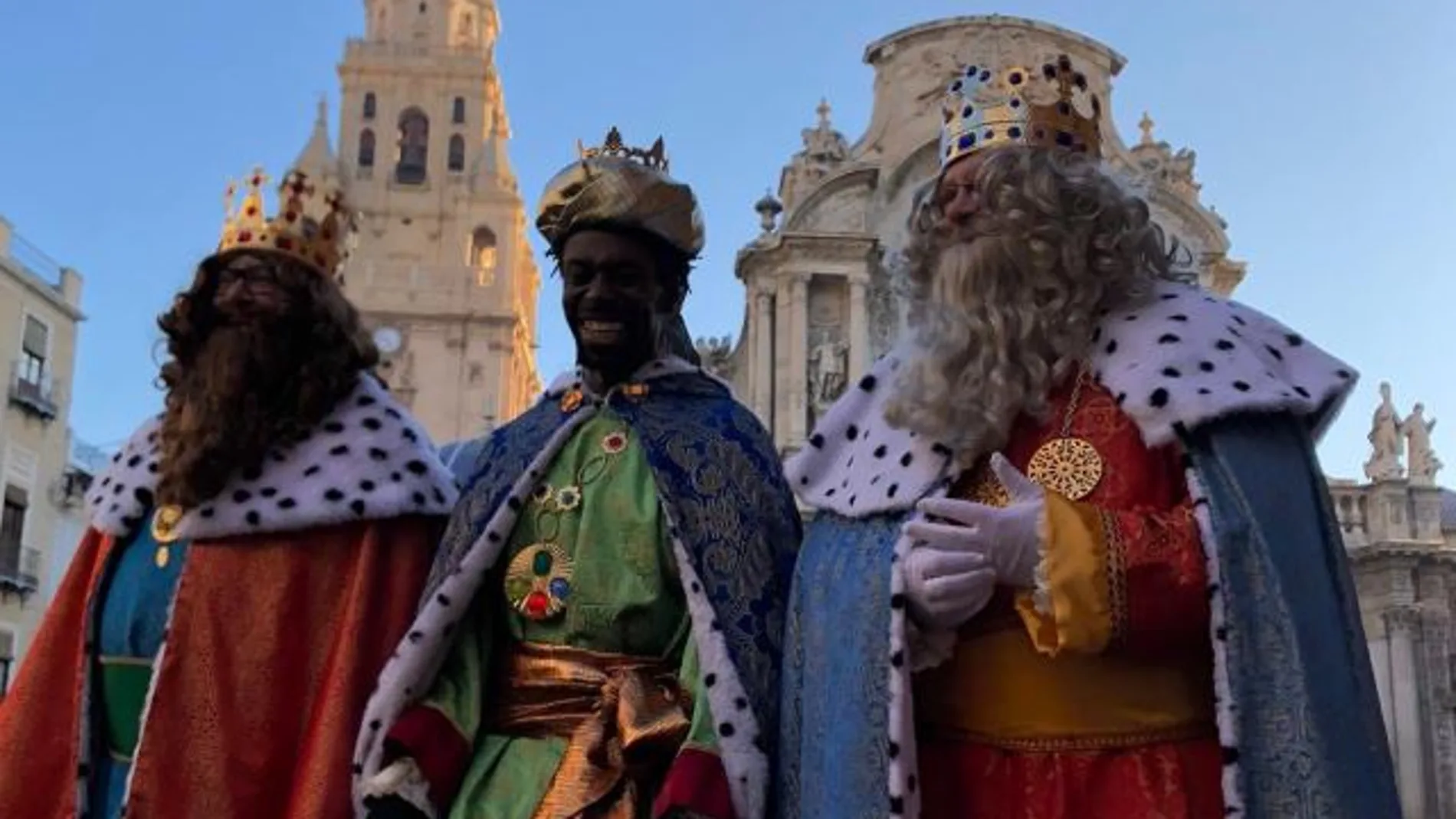 Sus Majestades, Melchor, Gaspar y Baltasar, a su llegada a la plaza Belluga de Murcia, el año pasado