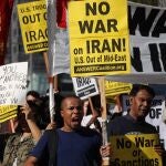Manifestantes se reúnen en la Plaza Pershing en oposición a cualquier participación militar de Estados Unidos en el Medio Oriente en Los Ángeles, California, Estados Unidos.