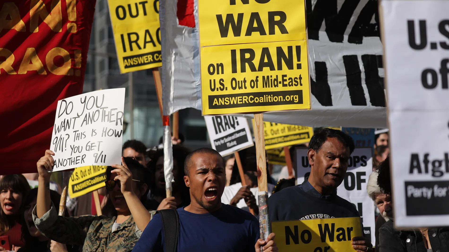 Protesta contra la guerra entre EE.UU. y países del Medio Oriente, en Los Ángeles.