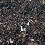 Ciudadanos iraníes portan el féretro del comandante de la Fuerza Quds de los Guardianes de la Revolución iraní (IRGC), el general Qasem Soleimaní