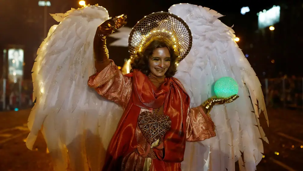 Mujer con vestuario de ángel en Madrid