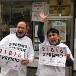 Los propietarios del punto de venta donde se vendió el número 21.816 en Valladolid, se felicitan tras conocer que ese número ha sido agraciado con el segundo Premio de la Lotería de El Niño