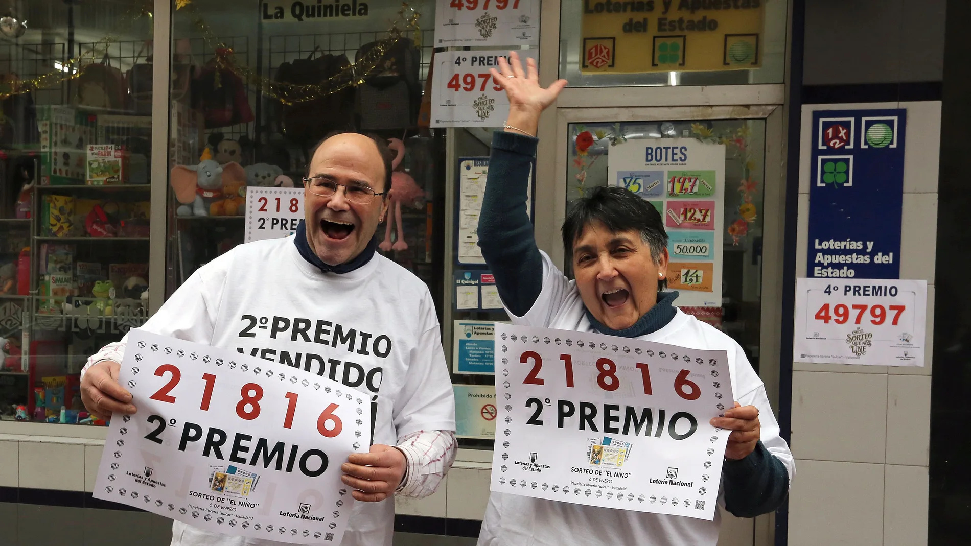 Los propietarios del punto de venta donde se vendió el número 21.816 en Valladolid, se felicitan tras conocer que ese número ha sido agraciado con el segundo Premio de la Lotería de El Niño