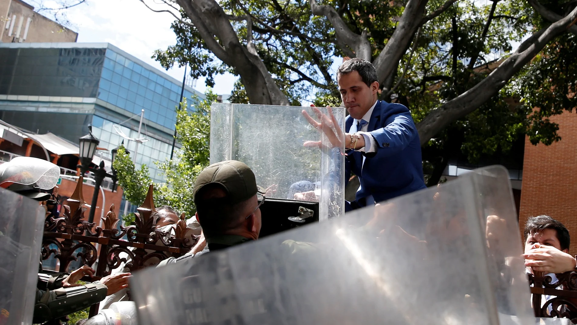 Juan Guaidó en el momento de la entrada en la Asamblea el pasado domingo