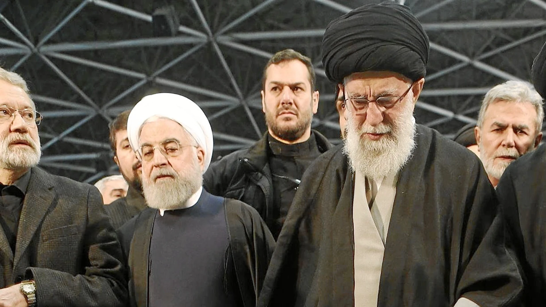 El líder supremo Jamenei se despide de Suleimani, ayer