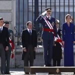 Los reyes, acompañados por el presidente de Gobierno en funciones, Pedro Sánchez, en el Palacio Real donde se ha celebrado la Pascua Militar. EFE/Mariscal
