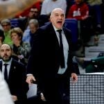El entrenador del Real Madrid, Pablo Laso, da instrucciones durante el partido de Liga Endesa ante el Valencia Basket, que se disputa este lunes en el Wizink Center