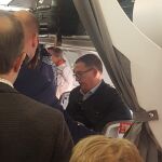 Jaume Alonso Cuevillas, abogado de Puigdemont y diputado en las Cortes, en el avión ya sin su corbata amarilla "indepe"