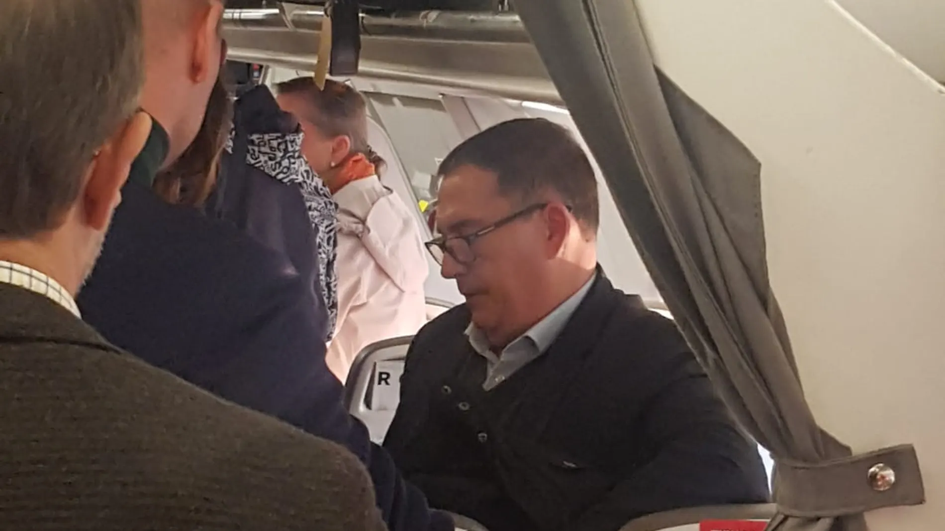 Jaume Alonso Cuevillas, abogado de Puigdemont y diputado en las Cortes, en el avión ya sin su corbata amarilla "indepe"