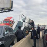 Cuomo, subido en la cabina de la furgoneta, ayuda al conductor a salir