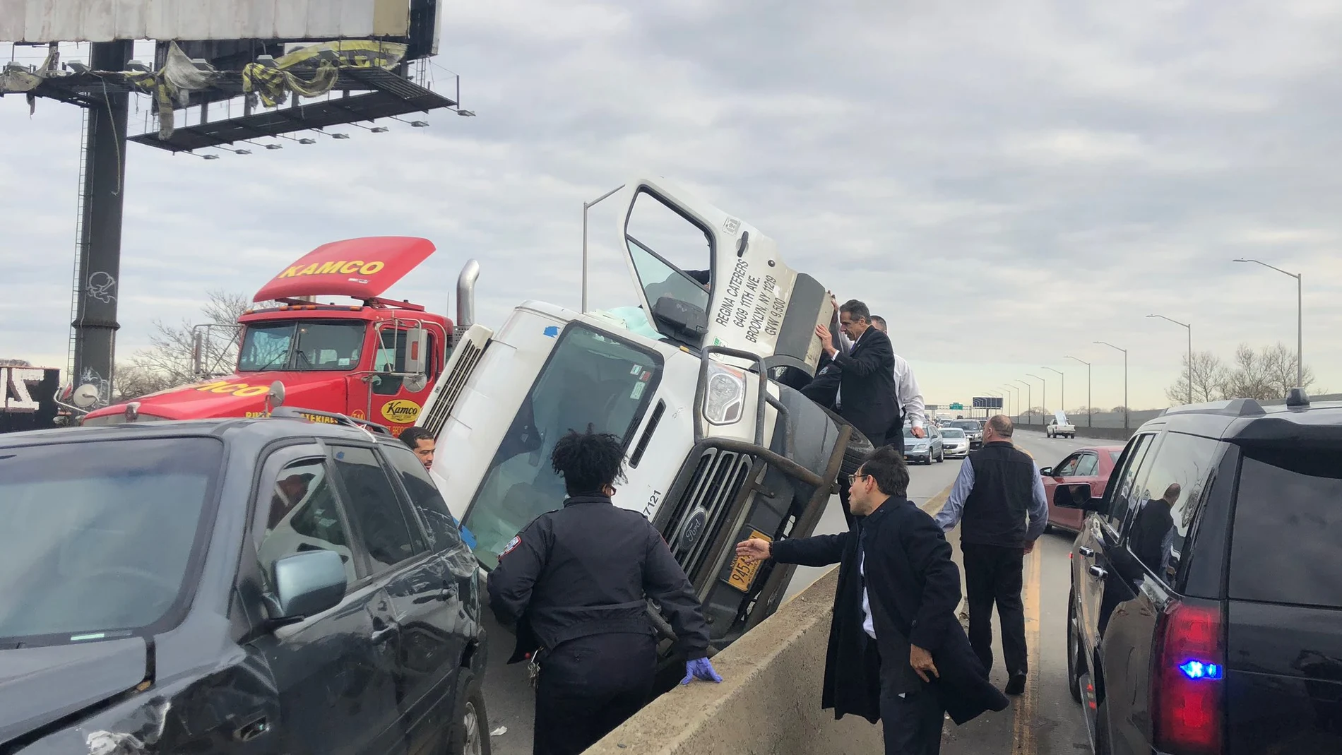 Cuomo, subido en la cabina de la furgoneta, ayuda al conductor a salir