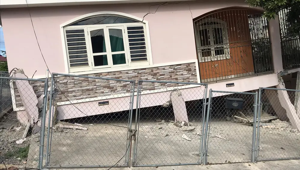Varias casas han colapsado en Guanica, Puerto Rico