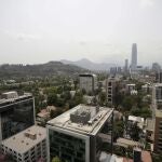 Vista panorámica de este lunes de la ciudad de Santiago (Chile). El humo de los graves incendios de Australia, considerados entre los peores del siglo con casi seis millones de hectáreas calcinadas, llegó a Chile este lunes tras viajar más de 11.000 kilómetros por el Océano Pacífico.