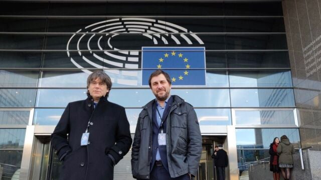El epxresident de la Generalitat Carles Puigdemont y el exconseller Toni Comin han recogido este lunes su credencial permanente de eurodiputados.TWITTER/GONZALO BOYE06/01/2020