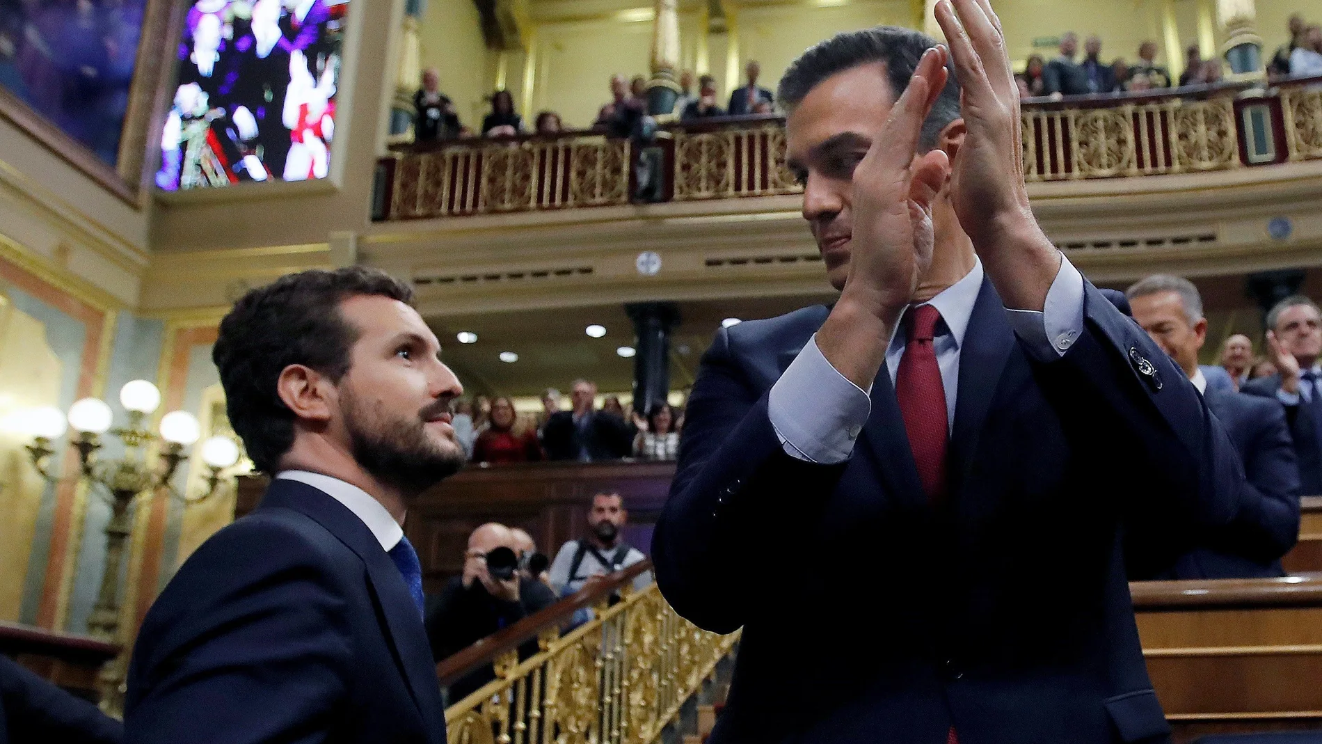 El líder del Partido Popular, Pablo Casado, felicita a Pedro Sánchez tras lograr la confianza de la Cámara Baja para un nuevo mandato como presidente del Gobierno.