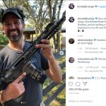 El hijo de Donald Trump posa junto a un rifle de asalto AR-15
