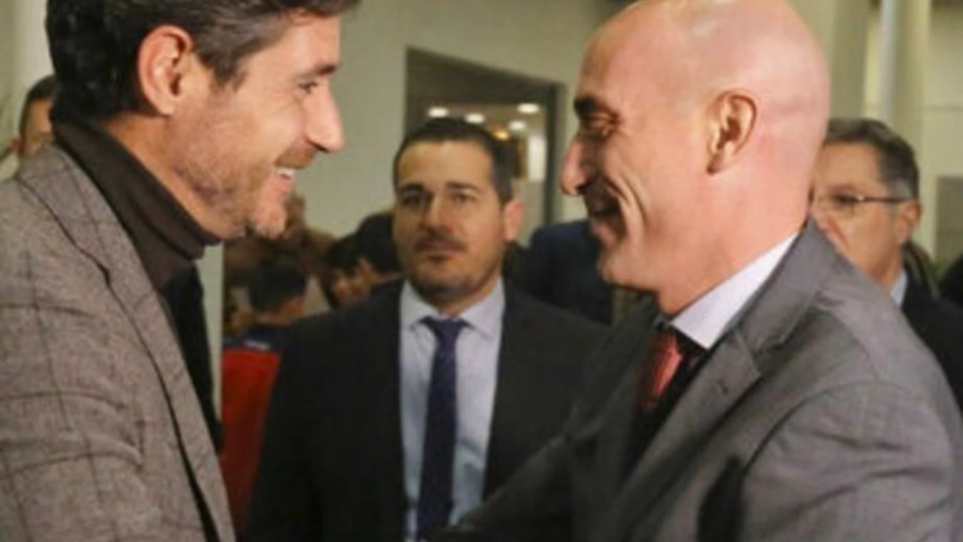 El presidente de la Real Federación Española de Fútbol (RFEF), Luis Rubiales, y el entrenador del Málaga, Víctor Sánchez del Amo