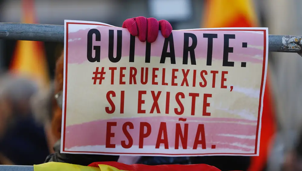 Pancartas a favor de la unidad de España a las puertas del Congreso/Foto: Gonzalo Pérez