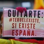 Pancartas a favor de la unidad de España a las puertas del Congreso/Foto: Gonzalo Pérez