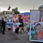 Imágenes de los manifestantes iraquíes muertos en las protestas antigubernamentales son exhibidas en Plaza Tahrir de Bagdad/AP