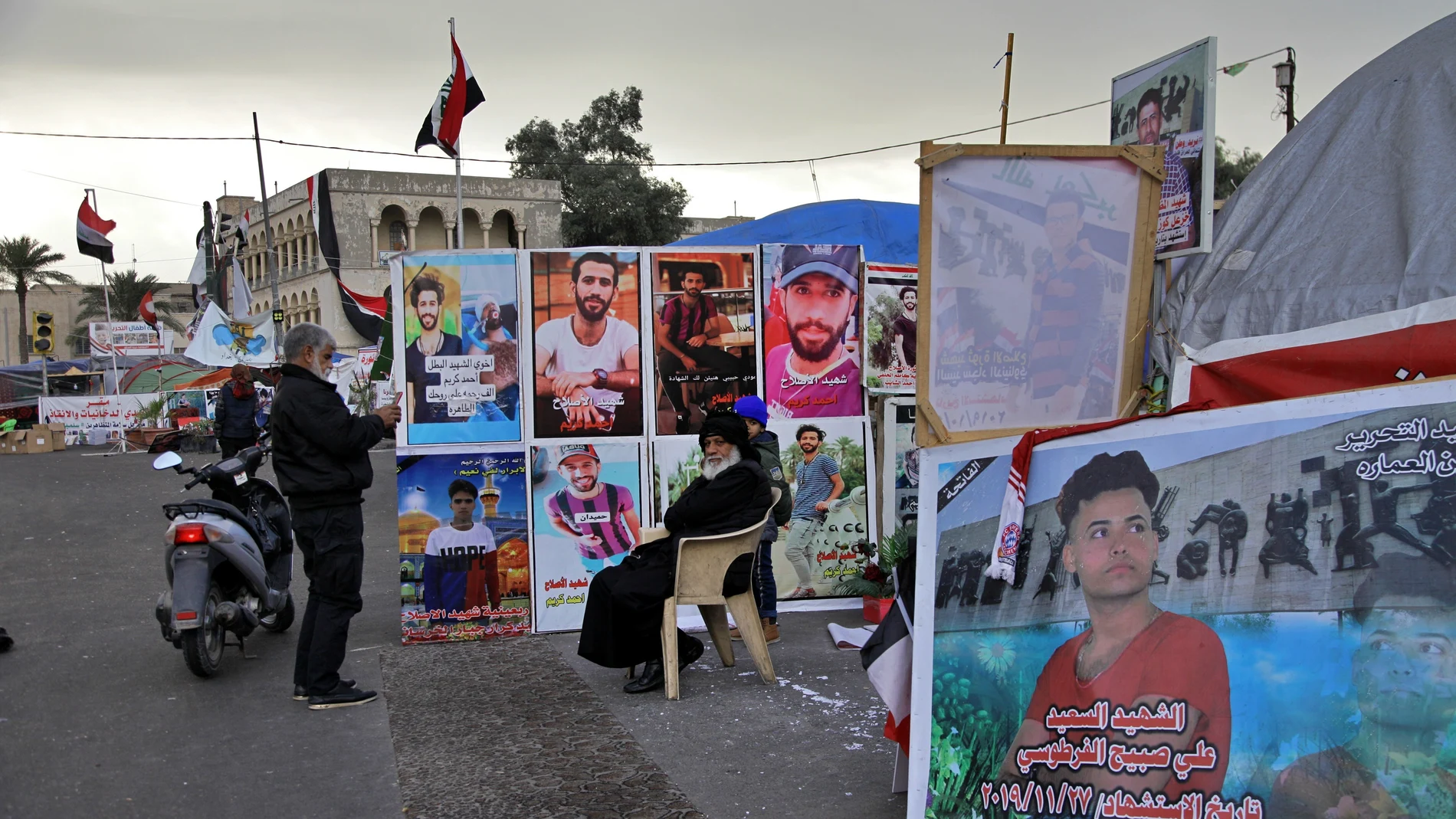 Imágenes de los manifestantes iraquíes muertos en las protestas antigubernamentales son exhibidas en Plaza Tahrir de Bagdad/AP