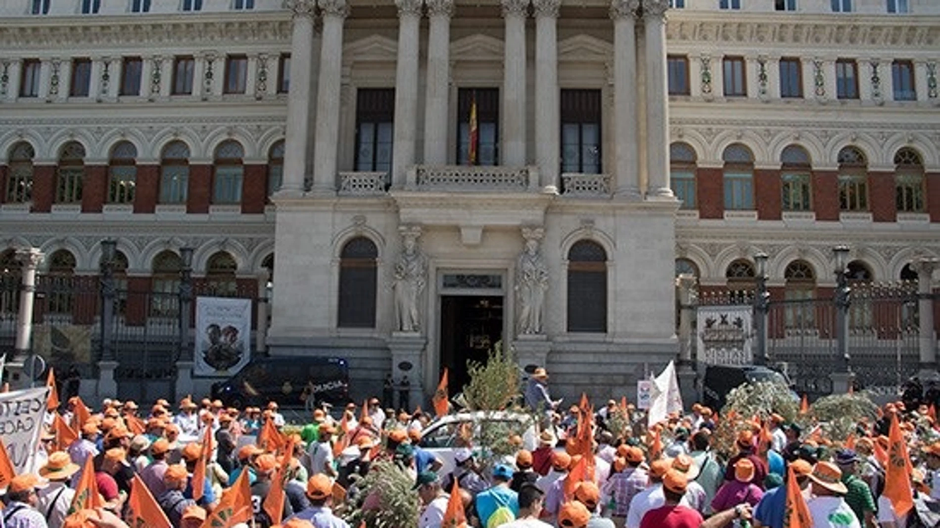 UPA-UCE Extremadura aboga por un Ministerio de Agricultura y pide que Sánchez no olvide la situación "crítica" del campo