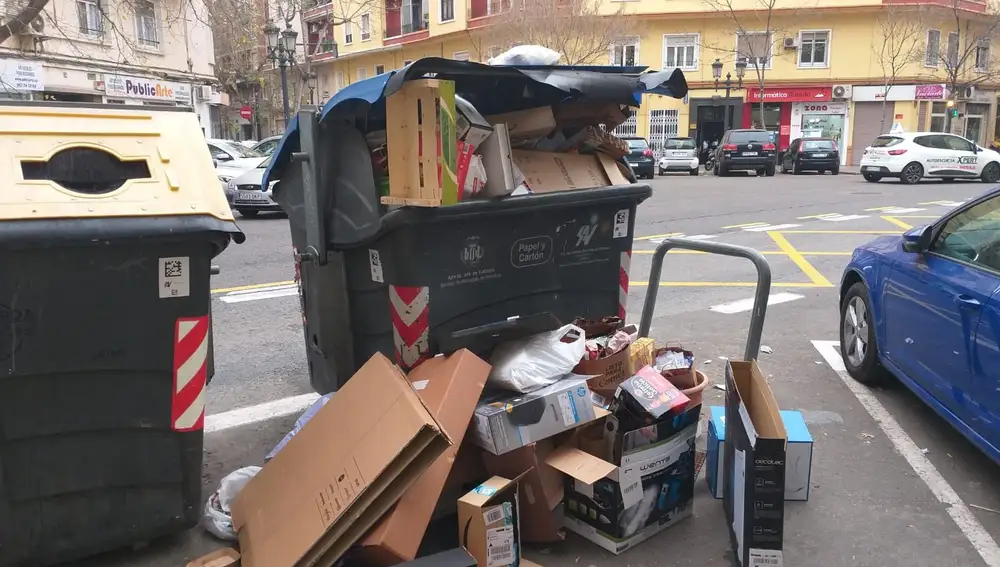 Imagen de un contenedor de la calle Matías Perelló de Valencia esta mañana