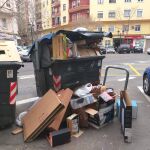 Imagen de un contenedor de la calle Matías Perelló de Valencia esta mañana
