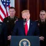 El presidente estadounidense, Donald Trump (c), durante una rueda de prensa en la Casa Blanca