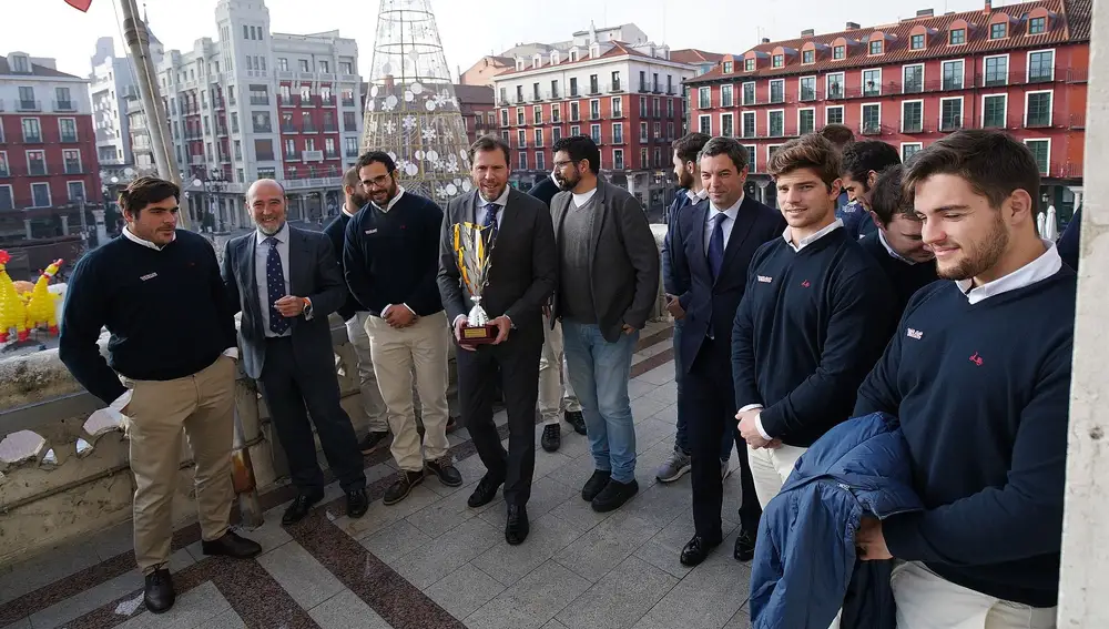 El alcalde de Valladolid, Óscar Puente, con la Copa Ibérica conquistada por el VRAC durante la recepción en el Ayuntamiento al club de rugby pucelano