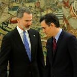 El presidente del gobierno Pedro Sánchez, y el rey Felipe VI, tras prometer su cargo esta mañana en el Palacio de la Zarzuela en Madrid.