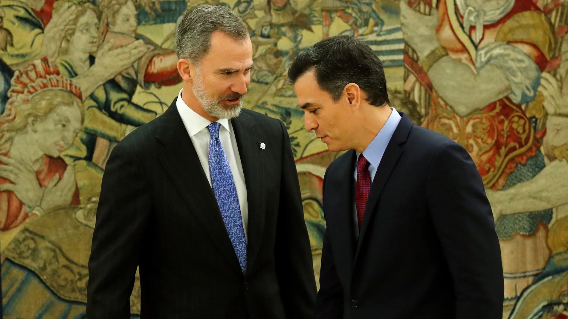 El presidente del gobierno Pedro Sánchez, y el rey Felipe VI, tras prometer su cargo esta mañana en el Palacio de la Zarzuela en Madrid.