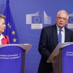 La presidenta de la Comisión Europea, Ursula von der Leyen, y el Alto Representante de Política Exterior, Josep Borrell