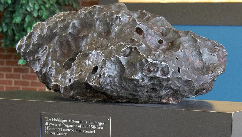 Un fragmento del meteorito metálico conocido como Cañón Diablo, el objeto que excavó el cráter Berringer (Arizona)