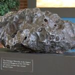 Un fragmento del meteorito metálico conocido como Cañón Diablo, el objeto que excavó el cráter Berringer (Arizona)