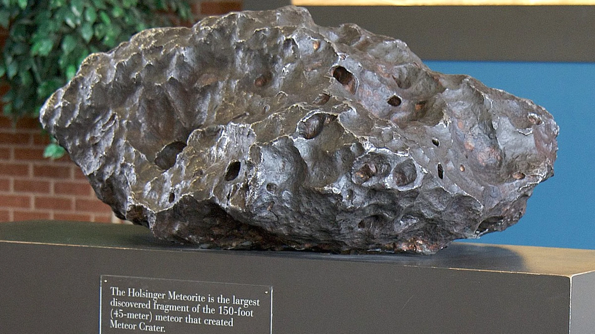 Un fragmento del meteorito metálico conocido como Cañón Diablo, el objeto que excavó el cráter Berringer (Arizona) Está colocado sobre un expositor.