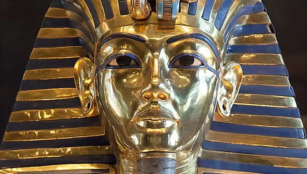 La máscara mortuoria del faraón Tutankamón, con un peso total de 11kg y hecha de oro, vidrio y piedras preciosas.