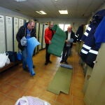 Manuel Menéndez, Toribio Gómez, y Elvio Rodríguez, trabajadores de limpieza industrial de la Central leonesa de Compostilla, que se han encerrado en las oficinas por un nuevo convenio