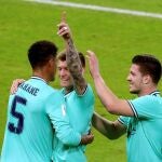 Kroos celebra con sus compañeros su gol de ayer al Valencia