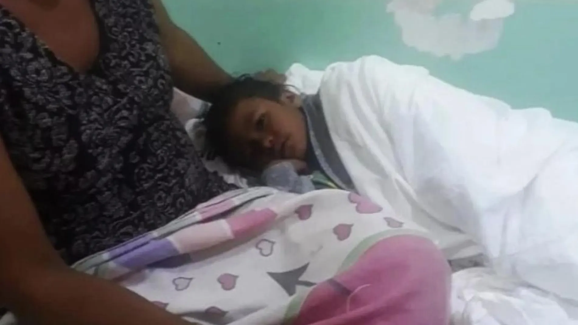 La menor logró sobrevivir pero cuando fue encontrada estaba al límite de sus fuerzas