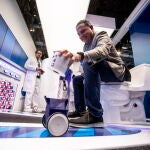 Este retrete cuenta con un sensor mediante el que se activa la cisterna pasando la mano