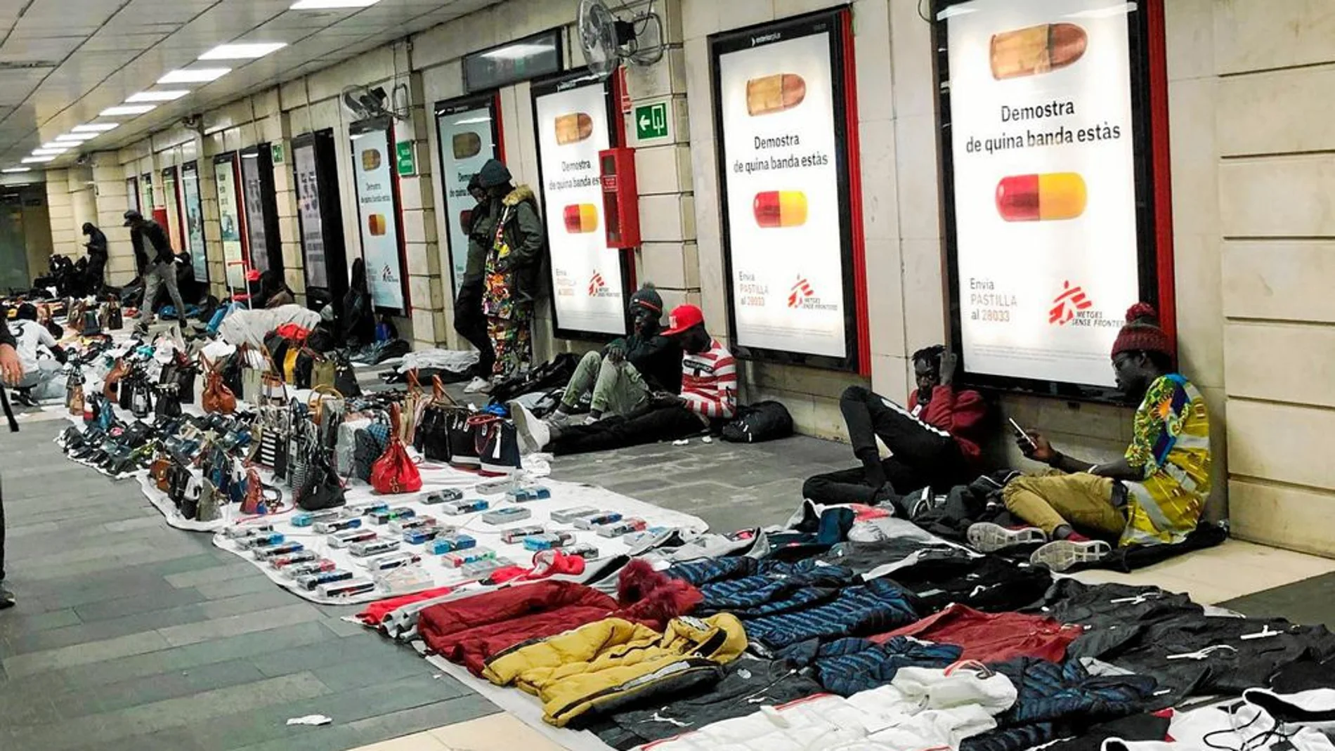 Manteros en el metro de Barcelona