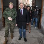 El presidente de las Cortes, Luis Fuentes, y los miembros de la Mesa y portavoces de los grupos parlamentarios visitan la Jefatura de la IV Subinspección General del Ejército, donde son recibidos por el general jefe, José Rivas Moriana