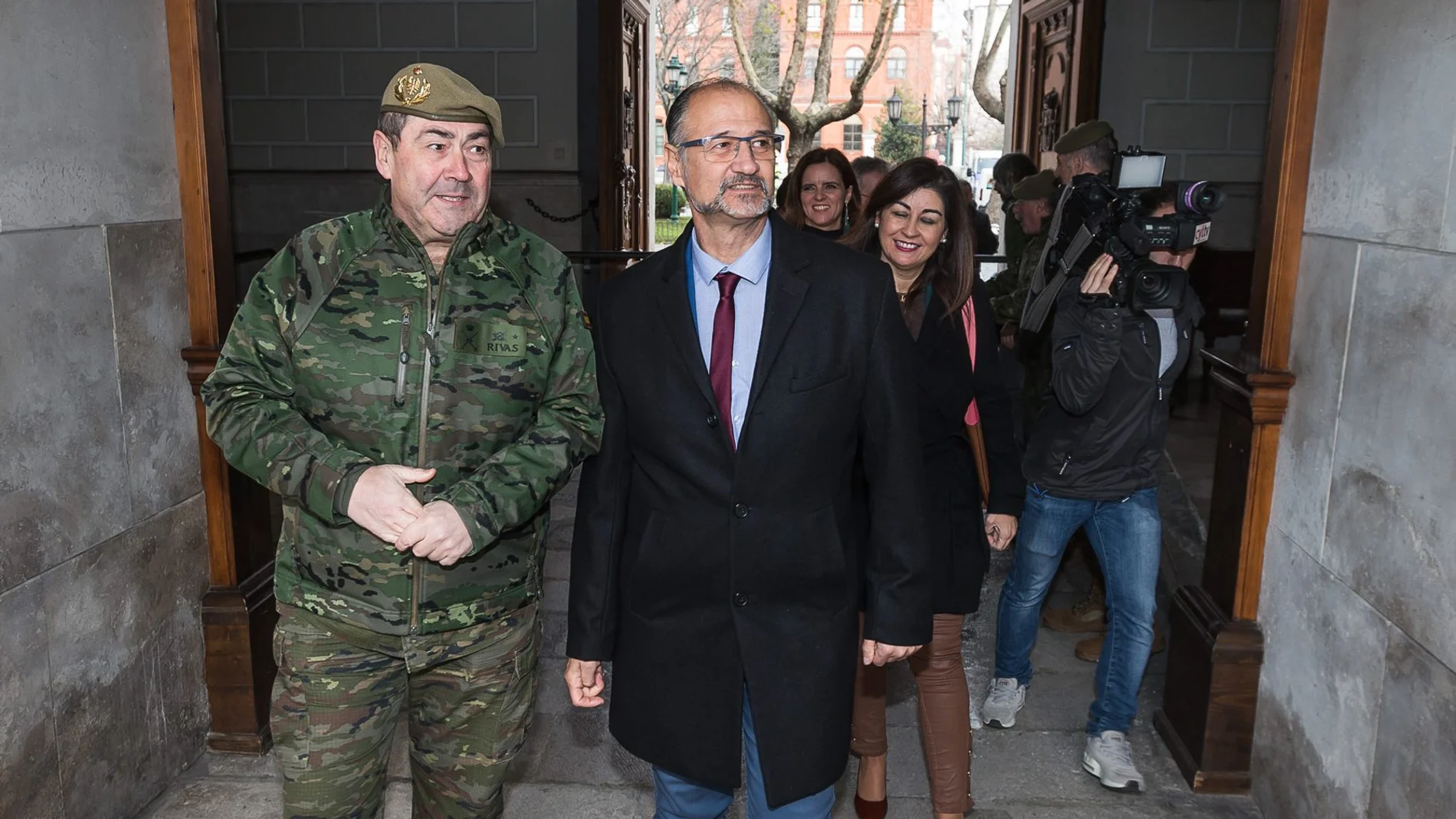 El presidente de las Cortes, Luis Fuentes, y los miembros de la Mesa y portavoces de los grupos parlamentarios visitan la Jefatura de la IV Subinspección General del Ejército, donde son recibidos por el general jefe, José Rivas Moriana