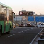 Vista de las restricciones al tráfico en la M-30 debido al pico de dióxido de nitrógeno (NO2) que se vive en la capital y a las predicciones meteorológicas desfavorables, al mantenerse el anticiclón. El alcalde de Madrid, José Luis Martínez-Almeida, ha activado para este jueves, y por primera vez en su mandato el protocolo ante picos de contaminación, decretando el escenario 1, que limita la velocidad máxima a 70 kilómetros por hora en la M-30 y los accesos a la zona interior de la M-40 en la capital.