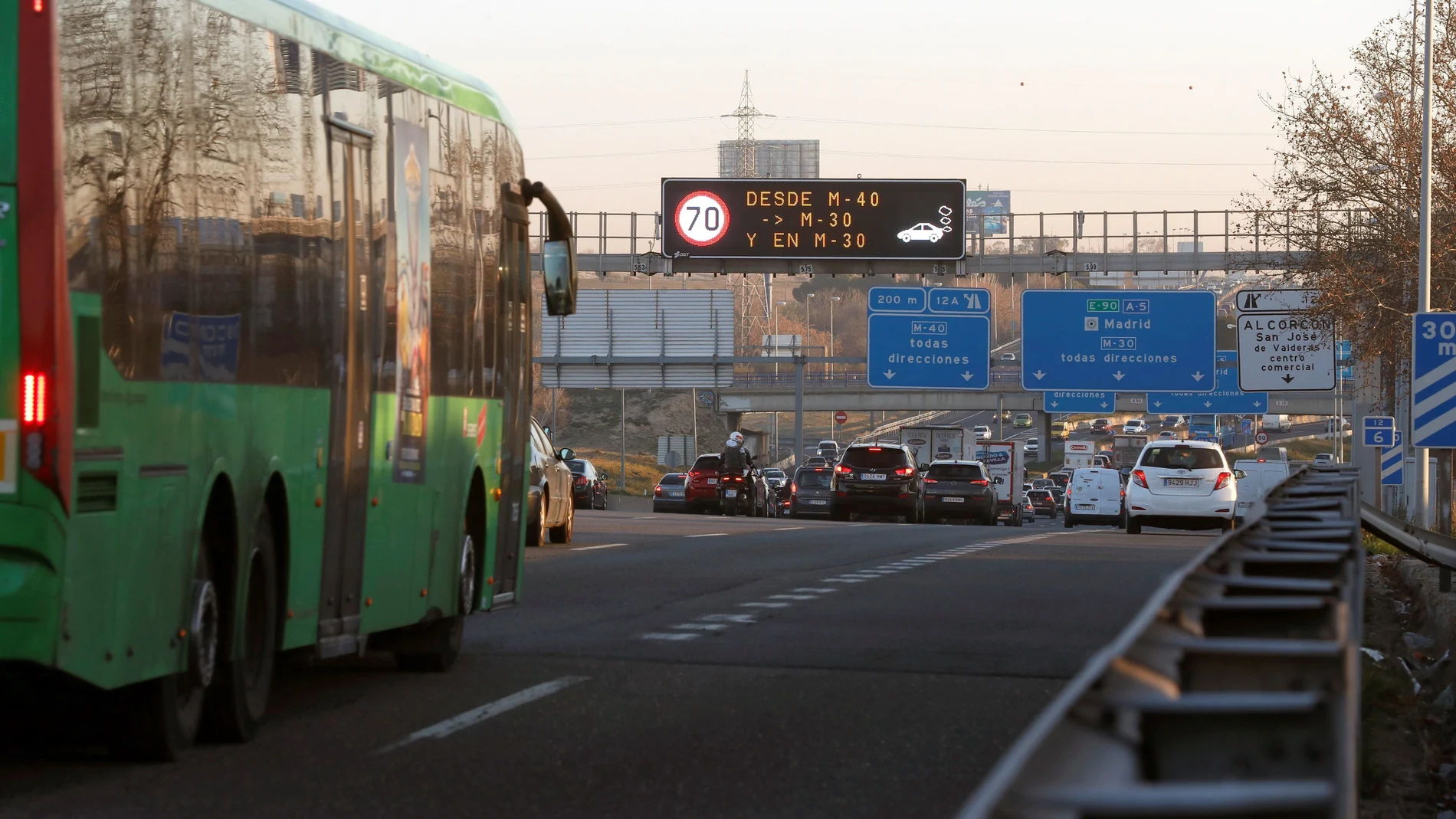 Vista de las restricciones al tráfico en la M-30 debido al pico de dióxido de nitrógeno (NO2) que se vive en la capital y a las predicciones meteorológicas desfavorables, al mantenerse el anticiclón. El alcalde de Madrid, José Luis Martínez-Almeida, ha activado para este jueves, y por primera vez en su mandato el protocolo ante picos de contaminación, decretando el escenario 1, que limita la velocidad máxima a 70 kilómetros por hora en la M-30 y los accesos a la zona interior de la M-40 en la capital.