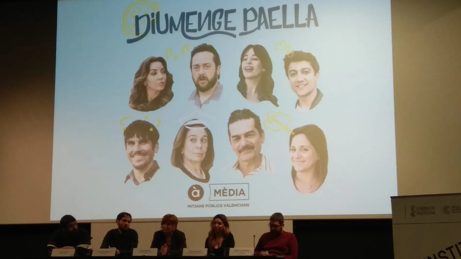 La directora de À Punt junto al director y algunos de los actores de "Diumenge Paella"