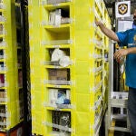 Un operario en un almacén de Amazon