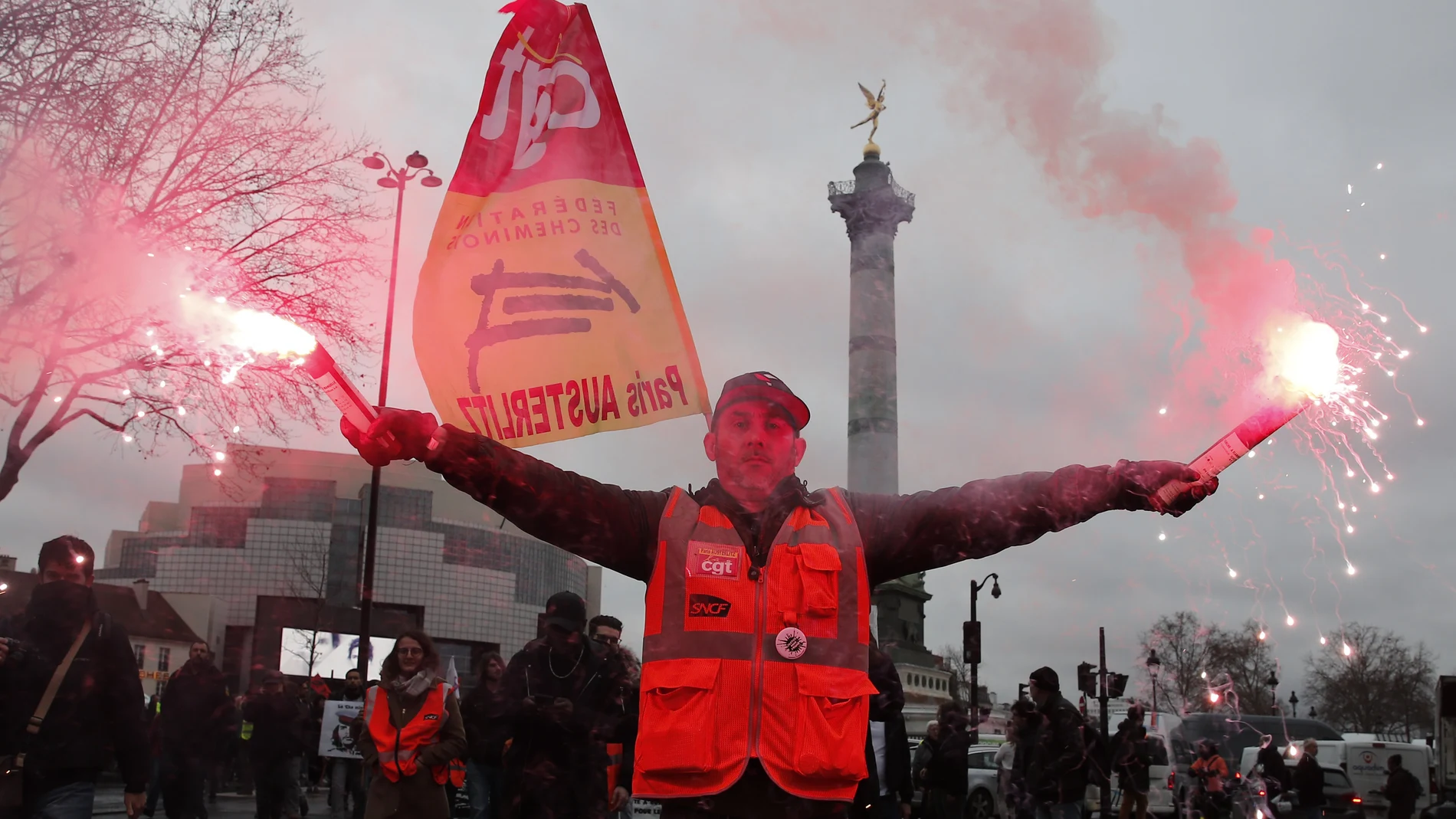 Los manifestantes lanzan antorchas durante la protesta celebrada ayer en Marsella contra la reforma de las pensiones/EFE