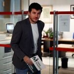 El portavoz de Más Madrid, Pablo Gómez Perpinyà, a su llegada a la Asamblea para presentar una una proposición no de ley (PNL) en la que insta al Gobierno autonómico a "cooperar" con el nuevo Ejecutivo nacional